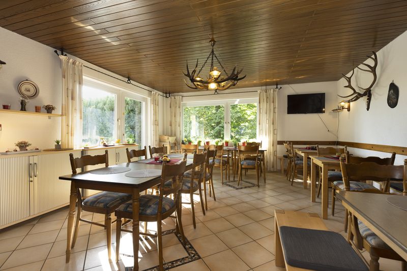 Breakfast & lounge room